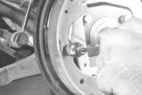 11.6 Замена башмаков барабанных тормозных механизмов задних колес Nissan Maxima QX