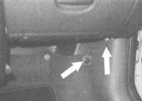 13.36 Снятие и установка боковой облицовки ножного колодца переднего пассажира Opel Corsa