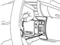 14.7 Снятие и установка переключателя и э/мотора регулировки дальности света (Модели Corsa и Combo)