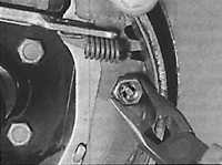 12.6 Замена задних тормозных колодок на барабанных тормозах Peugeot 405
