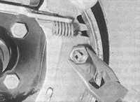 10.6 Замена задних тормозных колодок на барабанных тормозах Peugeot 406
