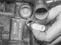 6.1.12 Снятие и установка выключателя контрольной лампы давления масла Renault Megane