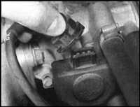 7.15 Снятие и установка на место компонентов системы впрыска топлива   (LH-Jetronic) Saab 9000