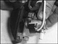 17.13 Снятие и установка на место дверной ручки и компонентов замка Saab 9000