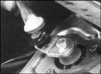 18.14 Снятие и установка на место тяги и мотора стеклоочистителя ветрового стекла, стекла двери задка и линз главных фар Saab 9000