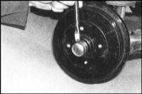 11.8 Снятие, проверка состояния и установка барабанов тормозных механизмов задних колес