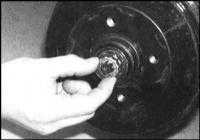 11.8 Снятие, проверка состояния и установка барабанов тормозных механизмов задних колес Skoda Felicia