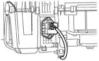 5.3.2 Снятие и установка резистивной сборки приводного электромотора   вентилятора отопителя