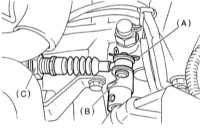 8.26 Снятие, обслуживание и установка тросовой тяги привода переключения   режимов двухступенчатого редуктора