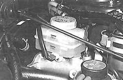 2.6 Уровень тормозной жидкости и жидкости привода сцепления Subaru Legacy