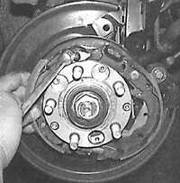 10.14 Замена тормозных колодок ручного тормоза на задних дисковых тормозах Subaru Legacy