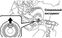 Отсоединение деформированной части буртика гайки ступицы переднего колеса
