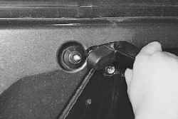 10.12.2 Снятие, ремонт и установка очистителя стекла двери задка УАЗ 3163