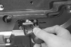 11.9.4 Снятие и установка внутренней ручки открывания передней двери УАЗ 3163