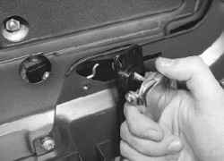 11.9.4 Снятие и установка внутренней ручки открывания передней двери УАЗ 3163