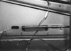 11.10.5 Снятие и установка наружной ручки открывания двери задка УАЗ 3163