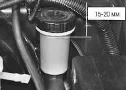 4.2.6 Проверка уровня и доливка жидкости в бачок главного цилиндра сцепления УАЗ 3163