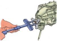 Снятие центрирующего кольца эластичной муфты карданного вала выталкивателем А.40006/1 и съемником А.40005/4