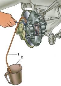 Удаление воздуха из трубопроводов системы гидравлического привода тормозов левого переднего колеса