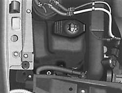 1.2.11 Проверка уровня жидкости стеклоомывателя Volkswagen Golf IV