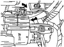 Черная пластмассовая крышка и разъем втягивающего реле (2,0-литровый двигатель) показаны стрелками